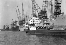 836391 Afbeelding van schepen in de haven van Rotterdam.
